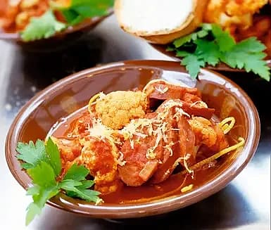 Korvgulasch med vitlöksbaguette