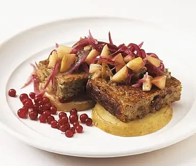 Korvkaka med lök- och äppelkompott