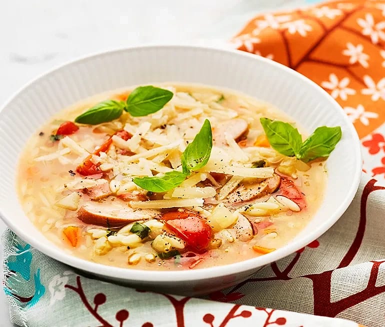 Korvsoppa med risoni, basilika och parmesan