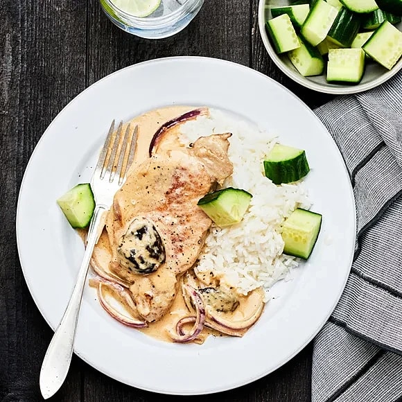 Kotlett med gräddsås och plommon