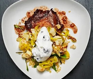 Kotlett med grönsaksbulgur och olivyoghurt