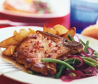 Kotletter med fransk bönsallad