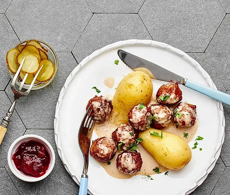 Köttbullar i gräddsås med lingon och gurka