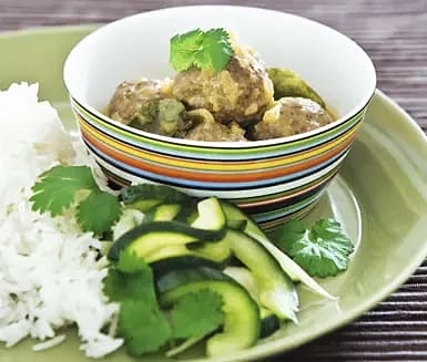 Köttbullar i kokos- & mangosås med inlagda grönsaker