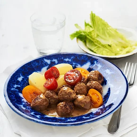 Köttbullar i krämig sås och sallad