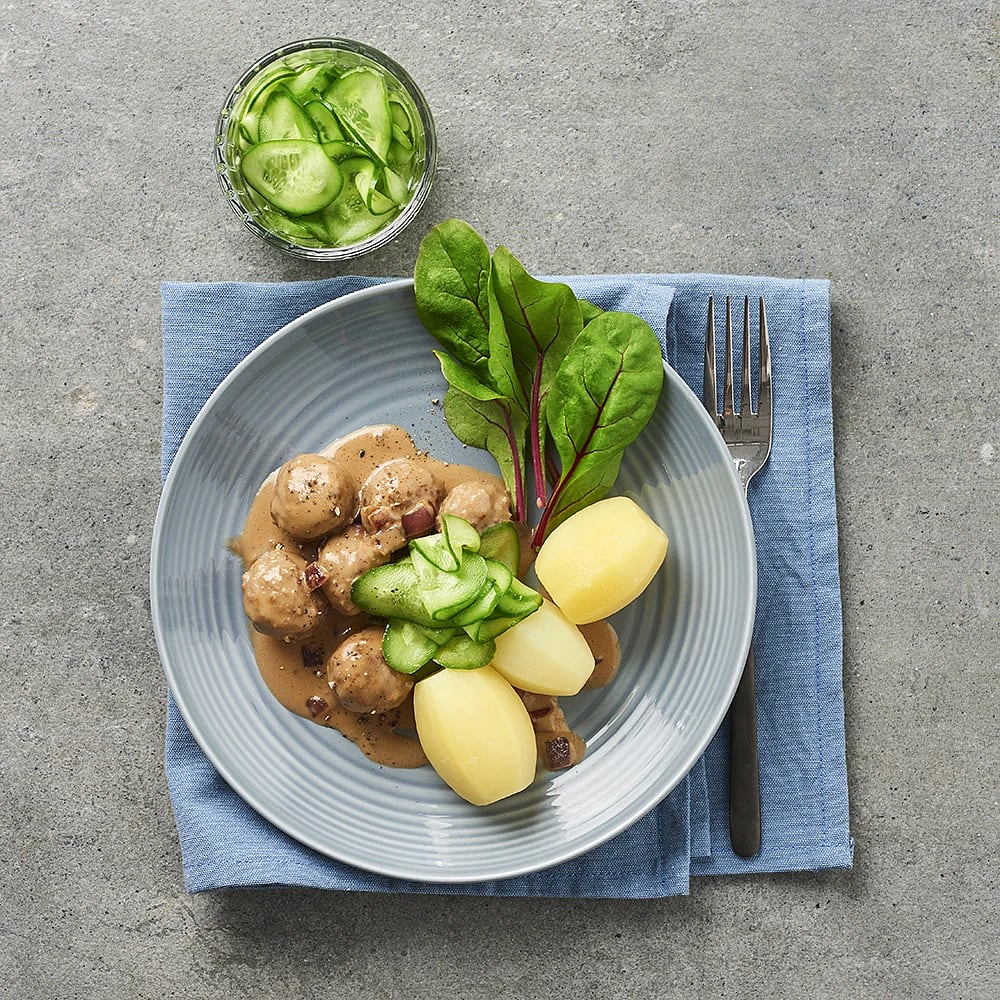 Köttbullar i löksås med gurka