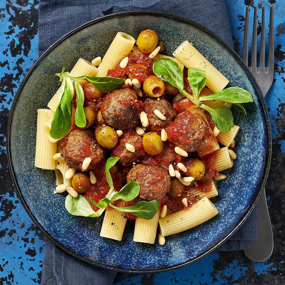 Köttbullar i tomatsås med oliver och kapris