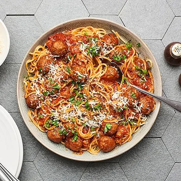 Köttbullar i tomatsås med spaghetti