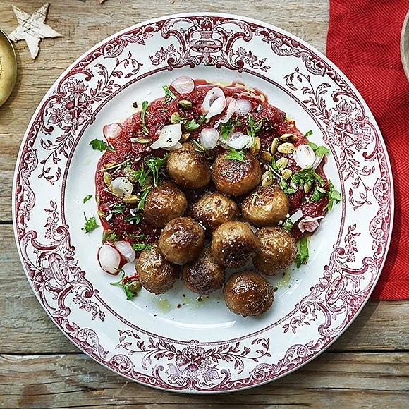 Köttbullar med rödbetskräm och syltlök