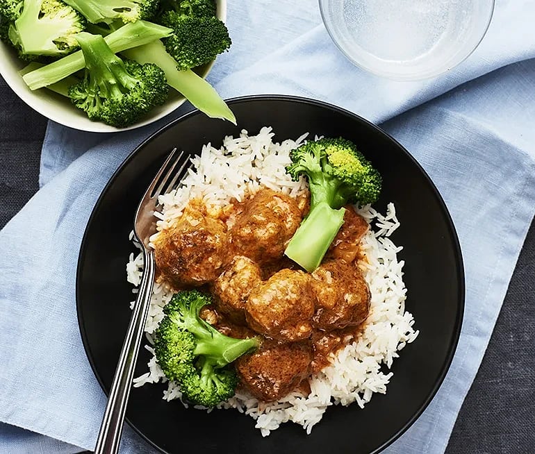 Köttbullar Tikka Masala med broccoli