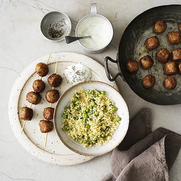 Köttbullespett med ärtbulgur och tzatziki
