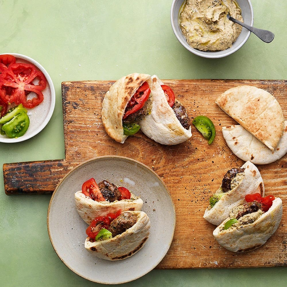 Köttfärsbiffar med aubergineröra i pitabröd