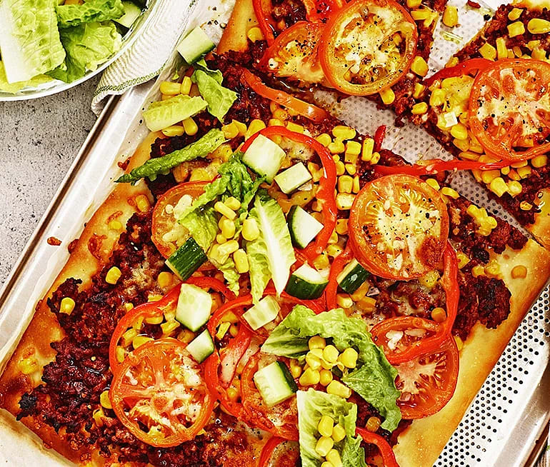 Köttfärspizza med paprika och majs
