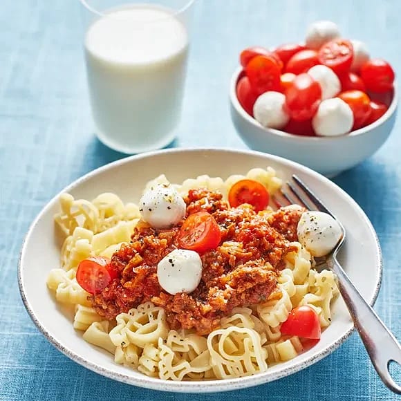 Köttfärssås med mozzarella och tomat