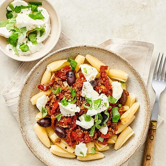 Köttfärssås med oliver och basilika