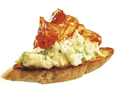 Krämig äggröra med chorizochips