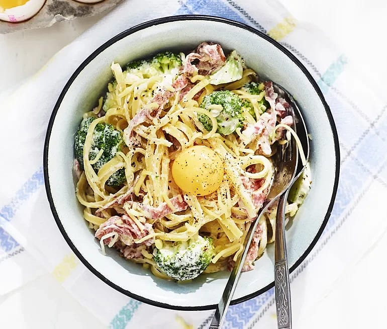 Krämig broccolipasta med salami