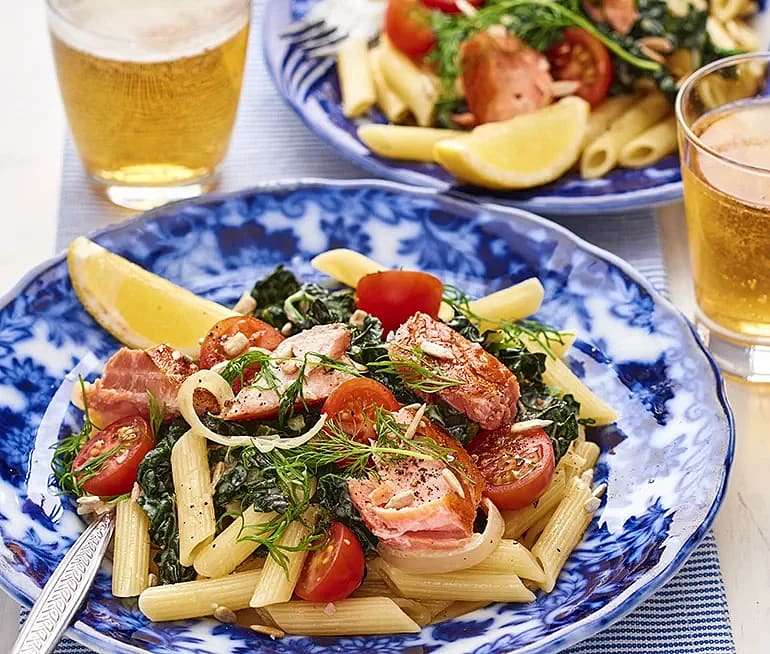 Krämig kålpasta med varmrökt lax