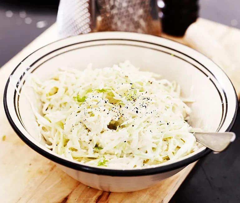Krämig kålsallad med äpple