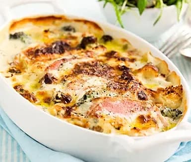 Krämig kasslergratäng med ädelost och solrossallad