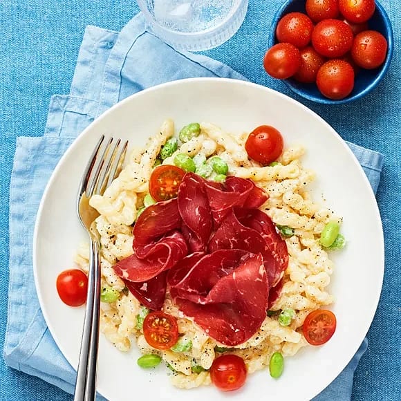 Krämig kronärtskockspasta med bresaola
