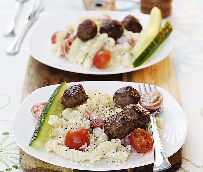Krämig pasta med köttbullar