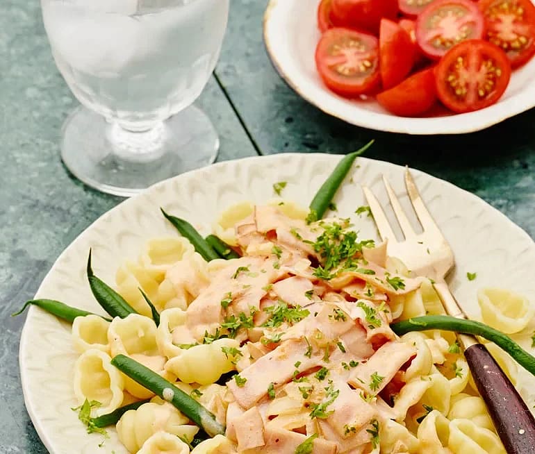 Krämig pasta med kycklingbacon och tomat