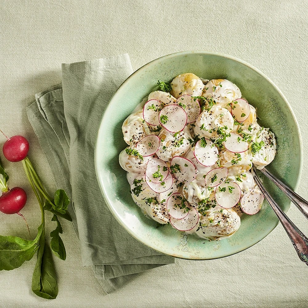 Krämig potatissallad med rädisor, purjolök och citron