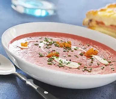 Krämig rödbetssoppa med varma smörgåsar