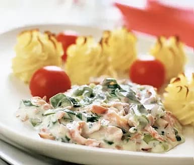 Krämig skinkröra med potatistoppar
