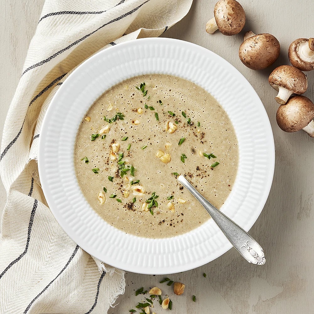 Krämig soppa med kastanjechampinjoner, mandelpotatis och rostade hasselnötter
