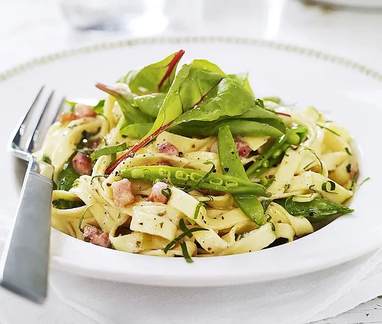 Krämig tagliolini med pancetta och persilja