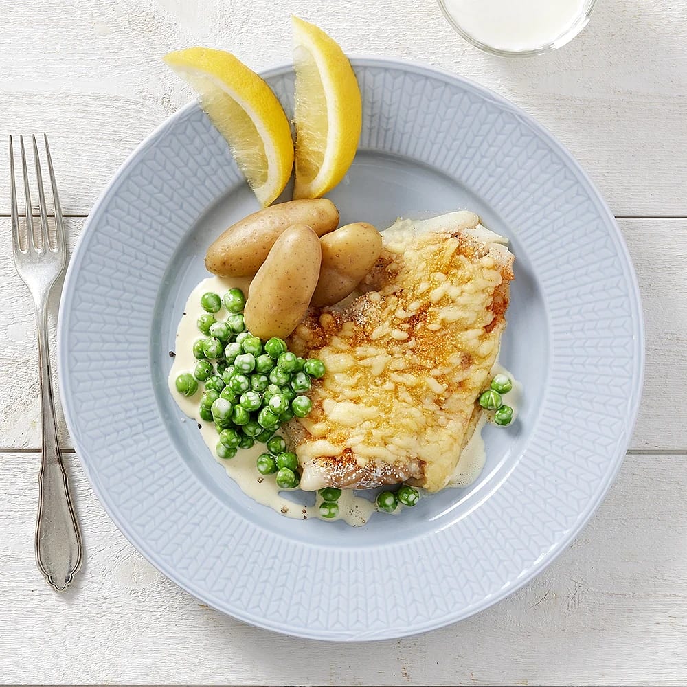 Krispig fisk med gräddiga ärtor