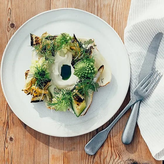 Krispig sallad med romanesco, rostad fänkål och gurka