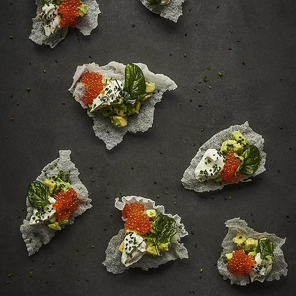 Krispiga snittar med friterat rispapper, avokado och rom