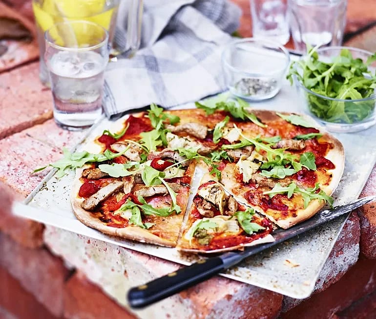 Kronärtskockspizza med ljummen fläskfilésallad