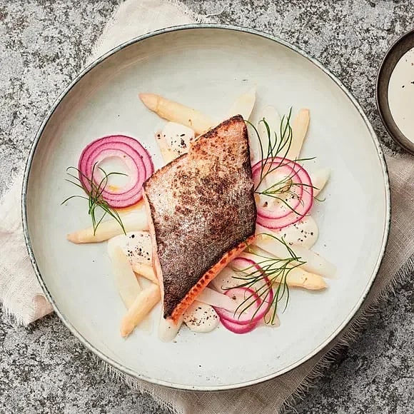 Krondillspicklad vit sparris med sotad röding och gräddfilskräm med pepparrot