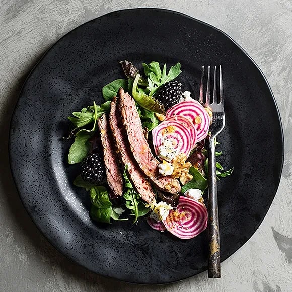 Kryddig flankstek med sallad på björnbär, päron och getost
