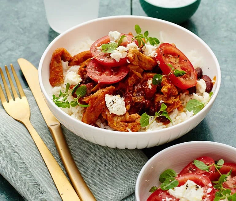 Kryddig fläskkotlett med fetaost- och tomatsallad