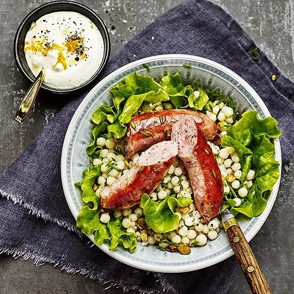 Kryddig råkorv med grillad grönsakscouscous och lime- och chiliyogurt