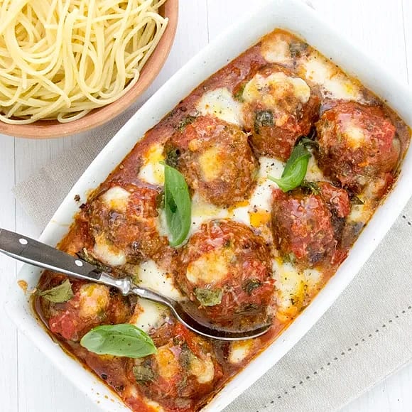 Kryddiga köttbullar i tomatsås
