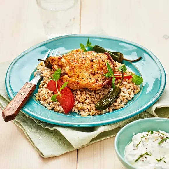Kryddiga kycklinglår med pimiento de padron och myntayoghurt