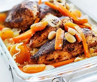 Kryddstekt kyckling med couscous, mandel och aprikoser