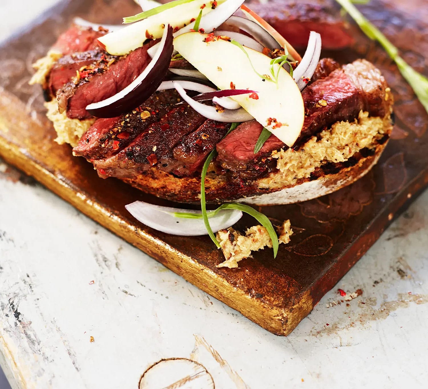 Kryddstekt ryggbiff med palsternacksspread och äpple på grillat lantbröd