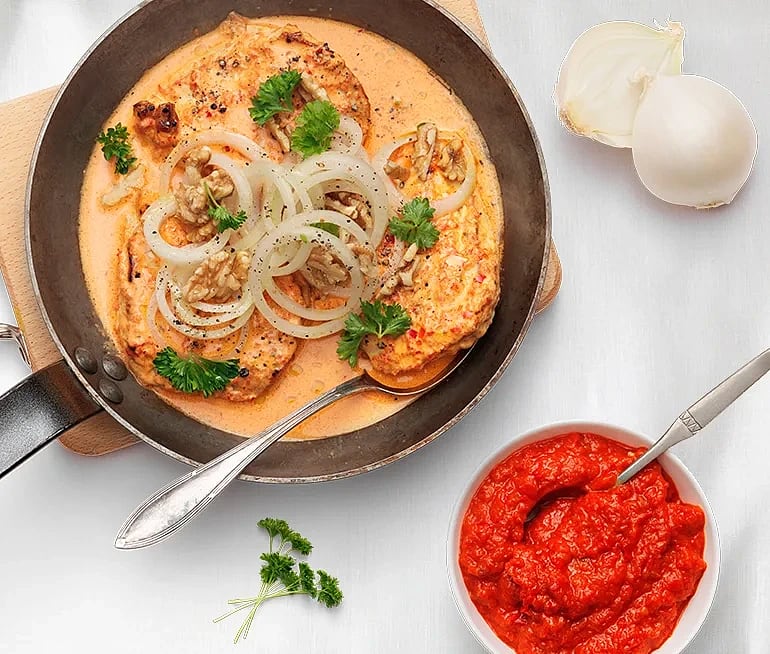 Kyckling i ajvar, syrad grädde och råmarinerad silverlök