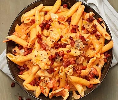 Kyckling med bacon och penne
