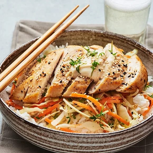 Kyckling med syrlig kålsallad och sojamajonnäs