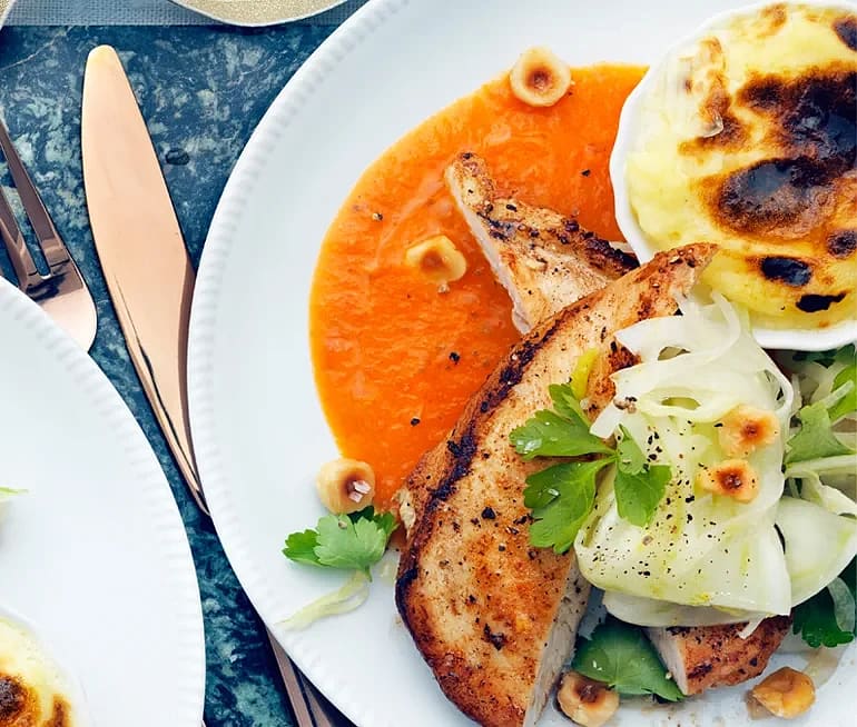 Kyckling med tomat- och grönpepparsås och gratinerad mandelpotatispuré