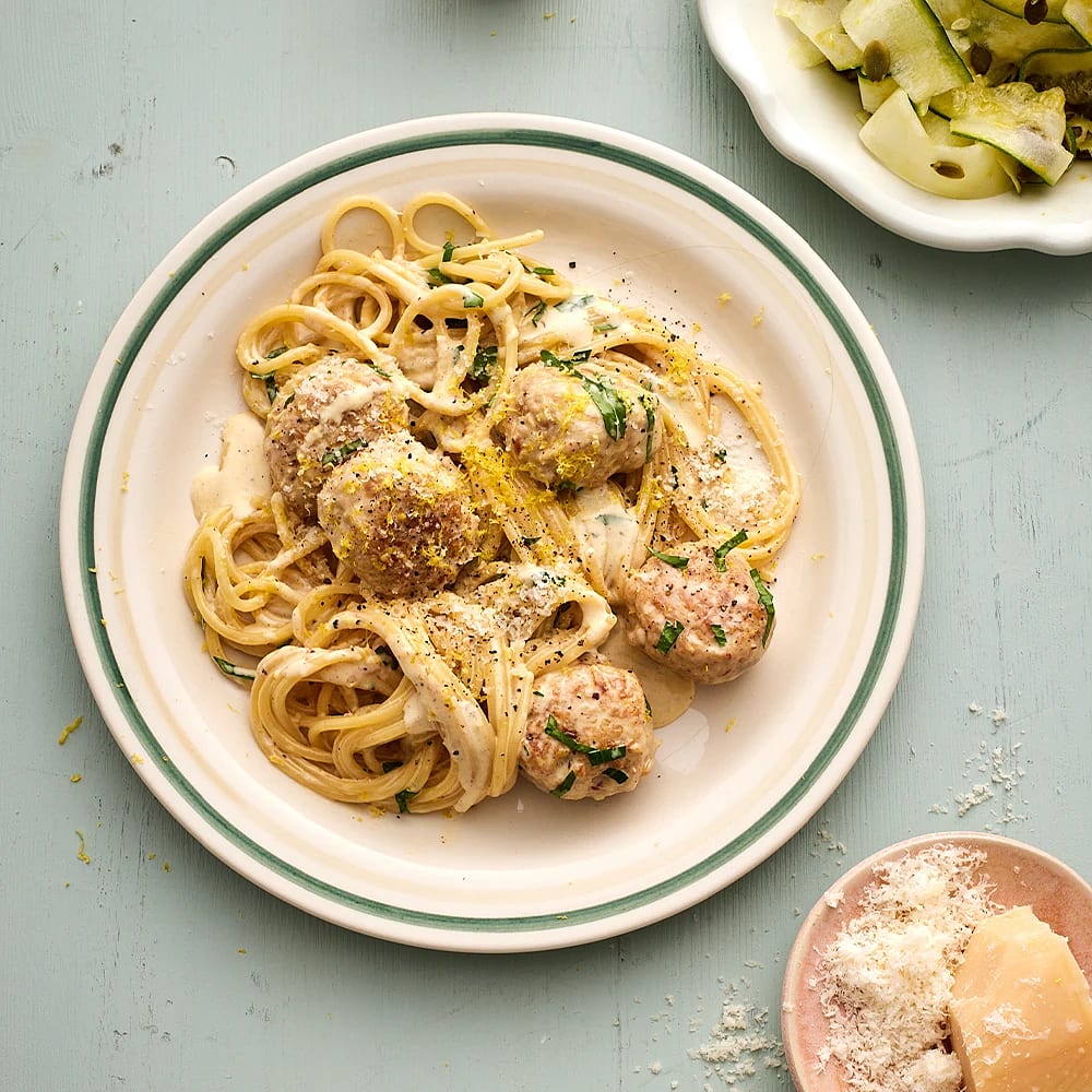 Kyckling- och parmesanbullar med marinerad zucchini