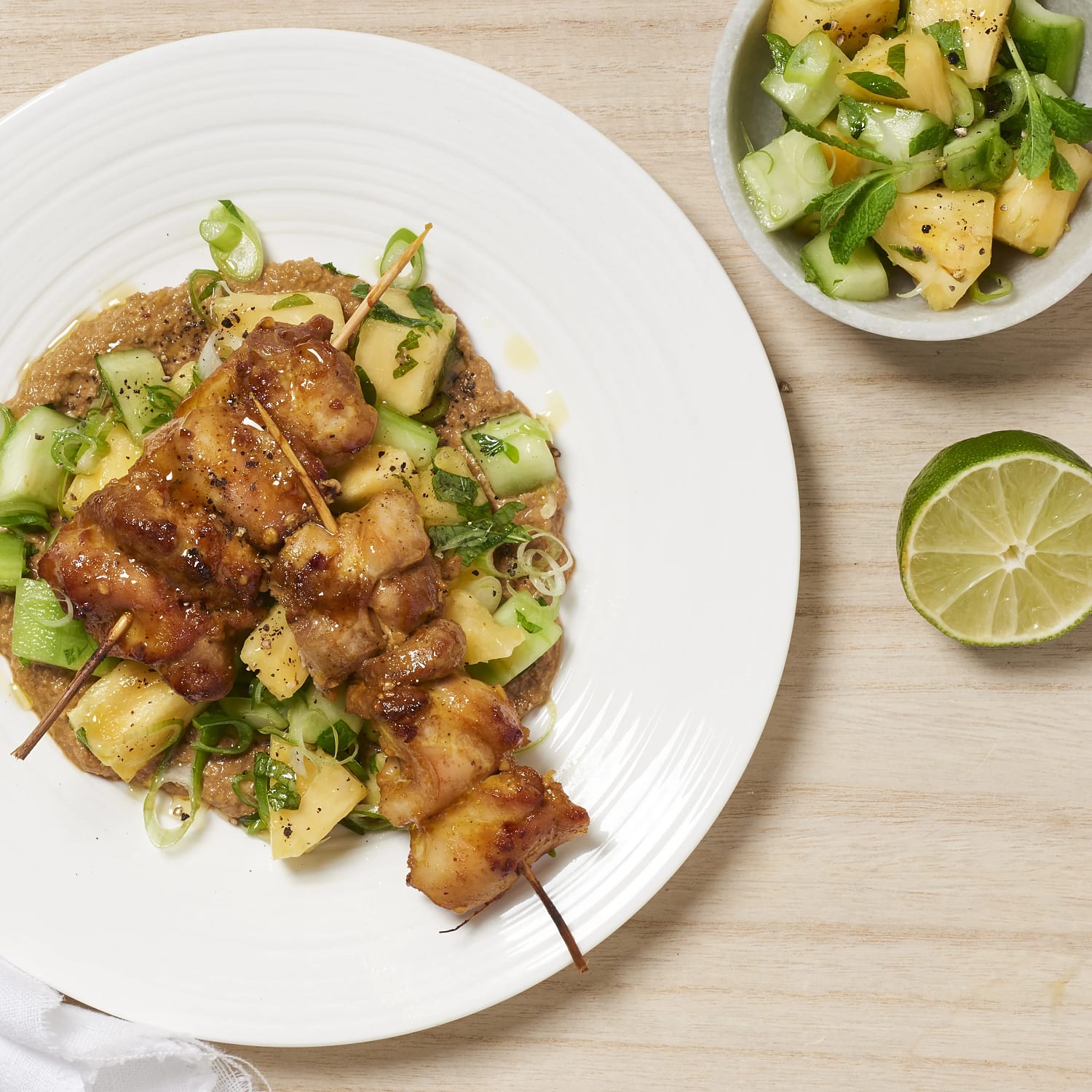 Kyckling satay med ananas och myntasallad